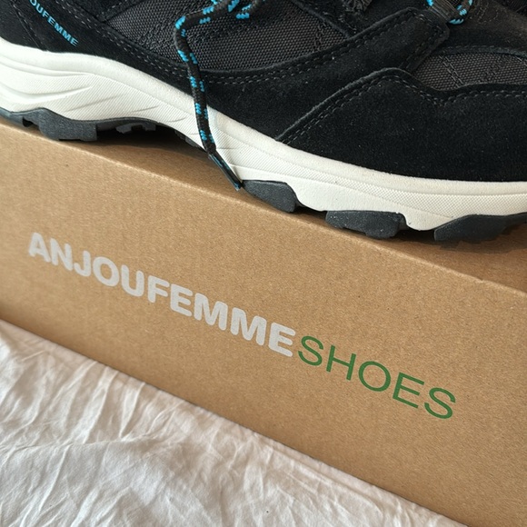 NWB Black waterproof sneakers size 10. Brand new in box - Picture 4 of 8